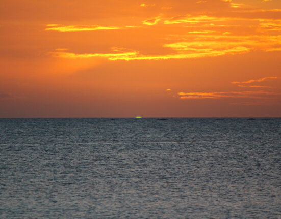 the-green-flash-phenomenon-at-sunset